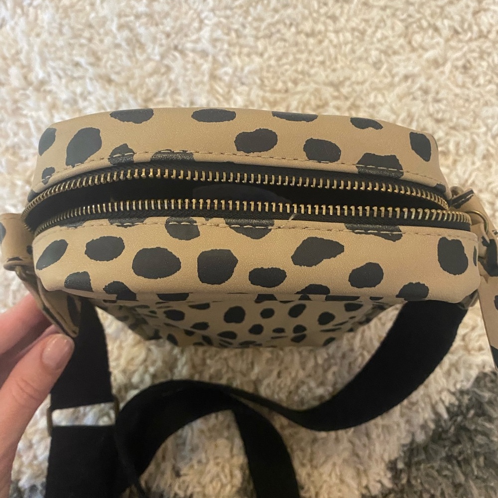 Universal Thread Crossbody - Picture 6 of 6